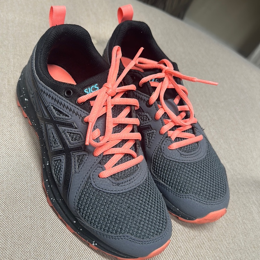 Asics running shoes size 6